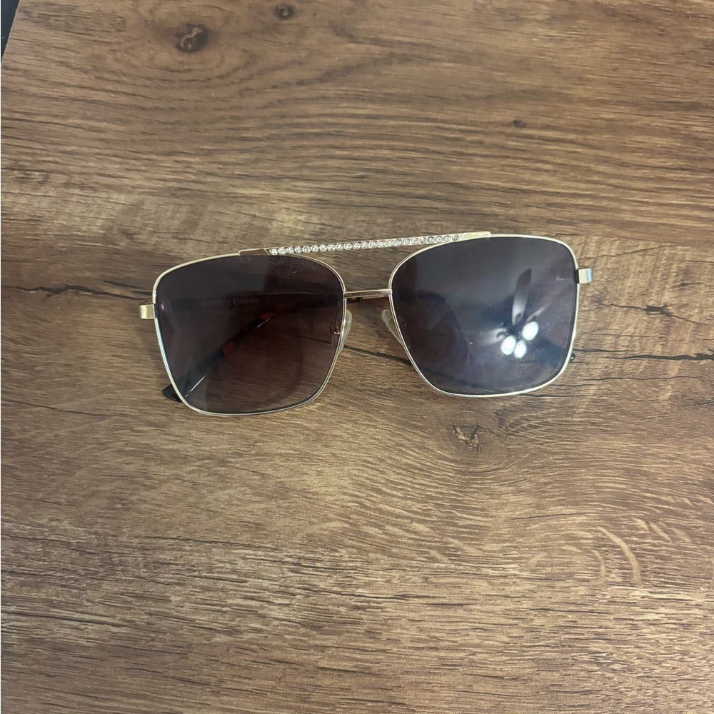 Elegant Gold Sunglasses with Dark Lenses
